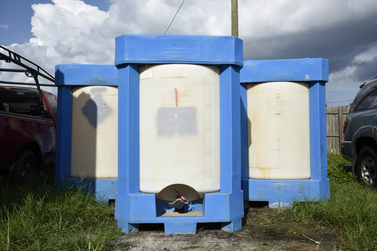 Representative used Snyder Ultratainer containers